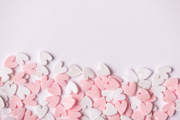 母亲节贺卡的概念。近距离观看照片图片的小粉红和白色心孤立的白色背景与地方的文本模拟起来图片下载
