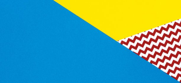 抽象几何时尚纸的纹理背景用黄、红、蓝三色表示。俯视图，平放图片下载