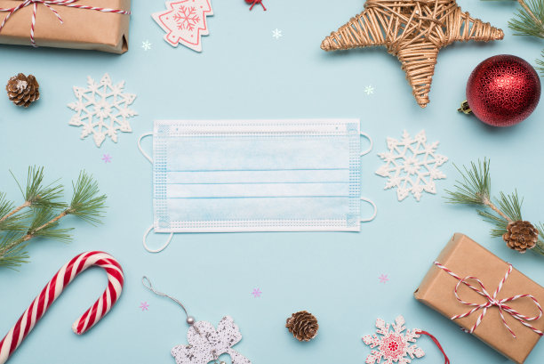 庆祝圣诞之际，新冠病毒检疫概念。顶部上方近距离观看照片装饰桌子书桌与新年配件和过滤一次性口罩图片下载