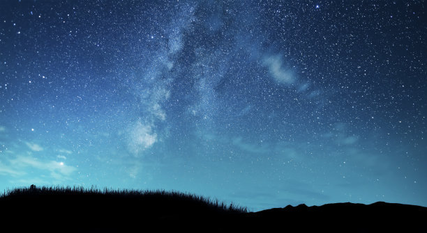 美丽的银河在星空上的山影。夜间摄影天文壁纸。图片下载