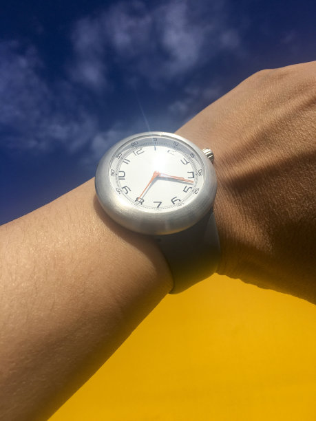 戴手表的人的手腕。图片下载