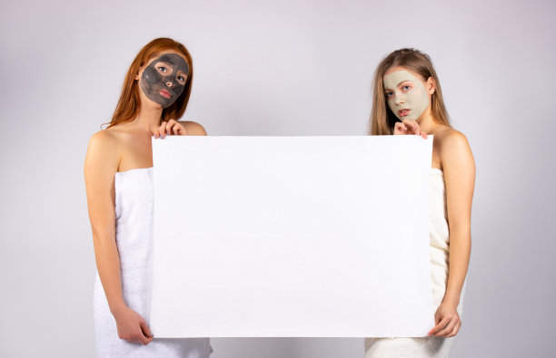 年轻女孩的面部和手拿白色横幅广告。美容、水疗、健康及推广理念。白色背景照片图片下载