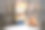 被遗弃的脏兮兮的旧玩具笑了，尽管情况很悲惨。孤独和无用的概念。图片下载