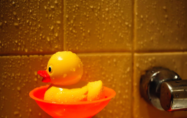 带水龙头和黄色小鸭玩具的淋浴图片下载