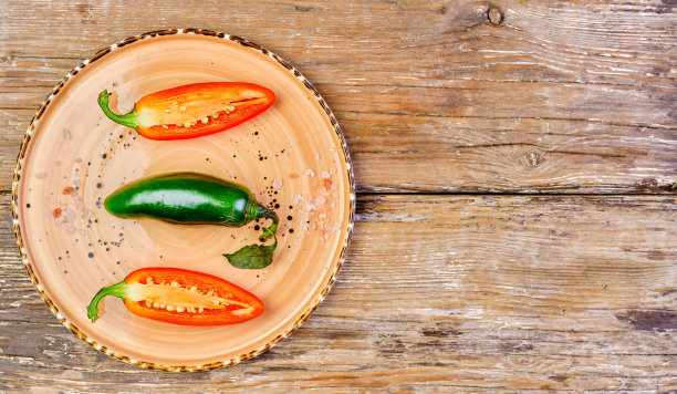 原始的青椒。墨西哥的墨西哥辣椒是传统的西班牙小吃。顶部平面视图与复印空间在一个旧木桌上。食物，静物观念。图片下载