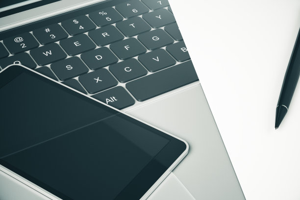 俯视图的现代手机和笔记本电脑在桌子上。三维渲染图片下载