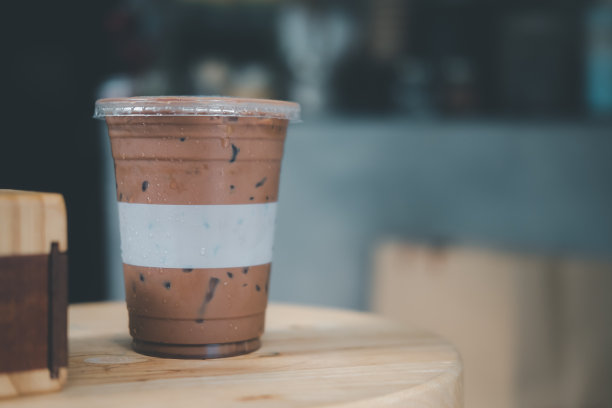 冰摩卡在外带塑料杯。咖啡中咖啡因的新鲜图片下载