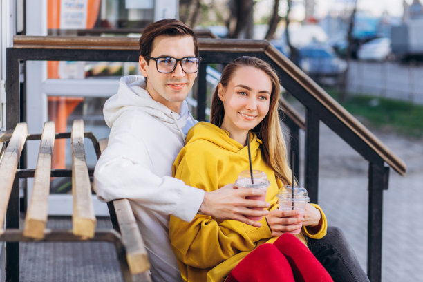 一对夫妇用透明的杯子喝咖啡。图片下载
