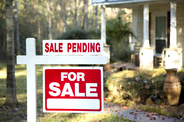 有房产标志的房子待售。前院。图片下载