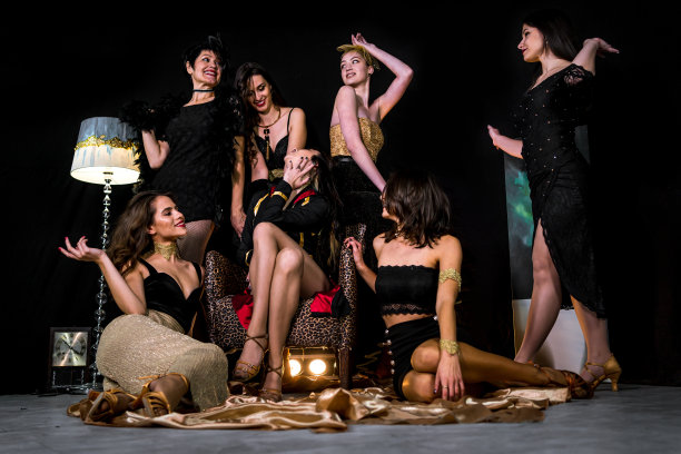 一群女歌舞演员图片下载