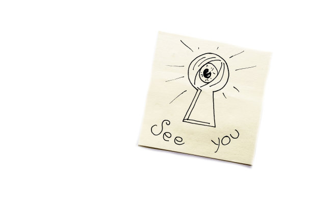 人的眼睛从钥匙孔里看出来，上面写着“再见”。标记图。希望贴纸图片下载