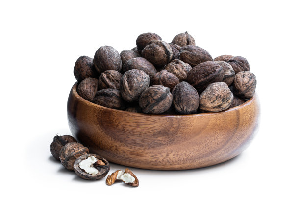 木盘子里放着一堆新收获的英国核桃图片下载