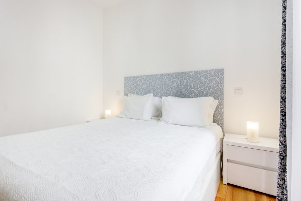 明亮的色彩和白色墙壁的简约卧室。欧洲风格。图片下载