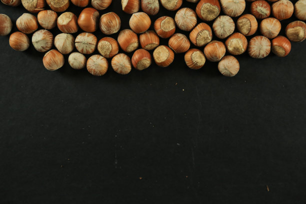 木制背景上的榛子。一堆榛子。食物的健康有好处图片下载