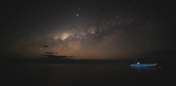 夜空与船图片下载