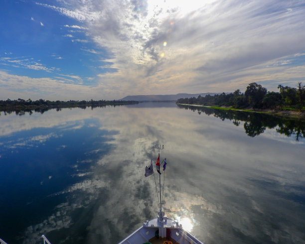 尼罗河中的天空倒影图片下载