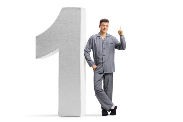 穿着睡衣的年轻人靠在一个大大的1号上，指着上面图片下载