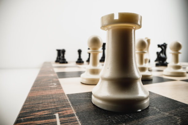 在国际象棋棋盘上的棋子的微距照片图片下载