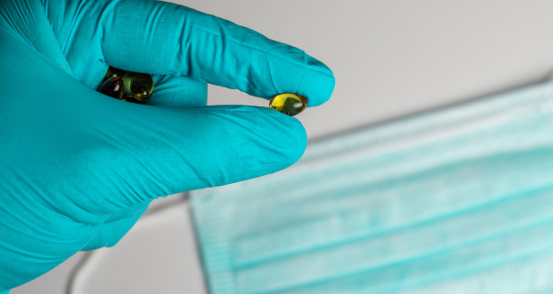 不同的药品:片剂、泡罩装药丸、药品、医用手套、口罩、注射器、温度计、喷雾剂、白底杀菌剂。水平的照片图片下载