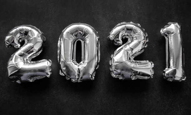 在深灰色或黑色背景上的2021年银色充气数字图片下载