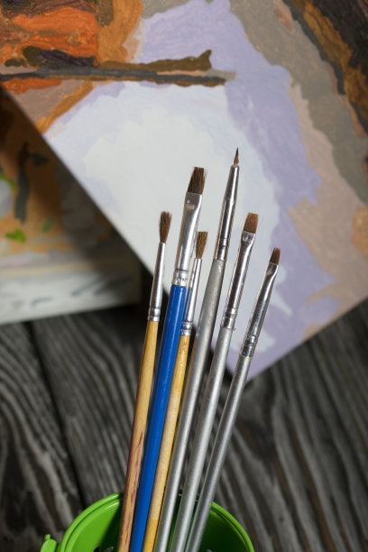 用数字笔刷作画。旁边是一幅画的碎片。在黑色的松木板上。图片下载