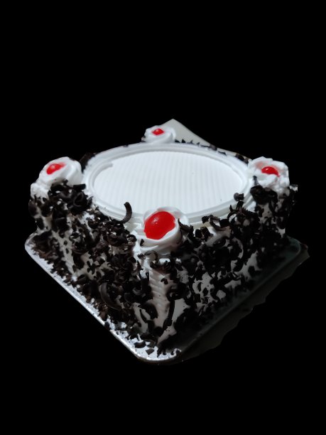 美味的奶油蛋糕孤立在黑色背景近景图片下载