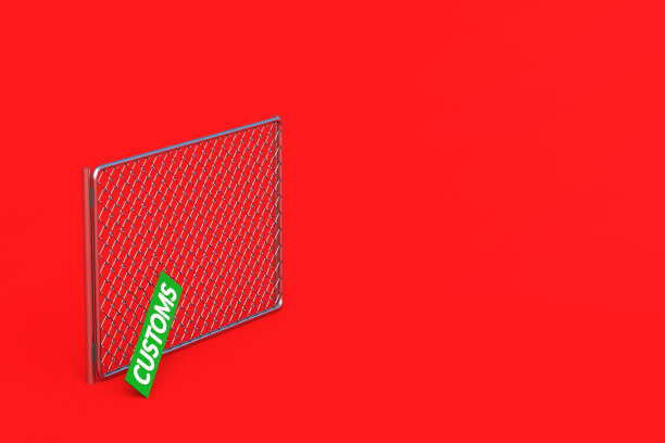 红色背景下的金属网围栏下的海关牌匾。废弃的海关,检查站。为文本复制空间。三维渲染图片下载