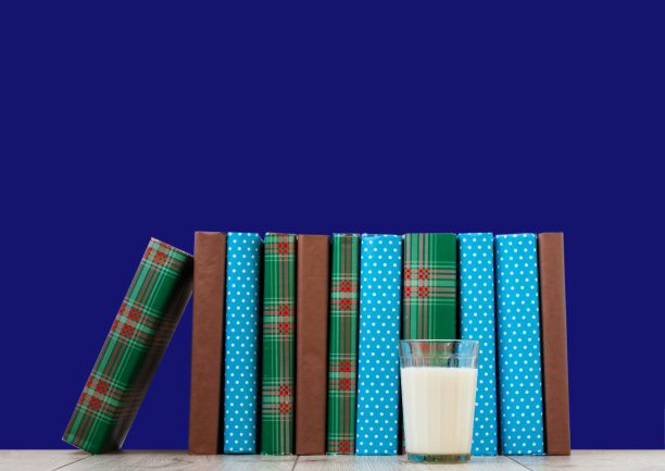 一堆彩色封面的书图片下载