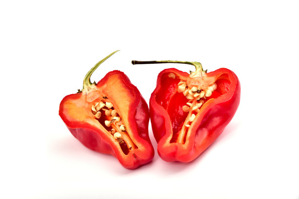整根和一半的哈瓦那辣椒或撒旦辣椒孤立在白色上图片下载