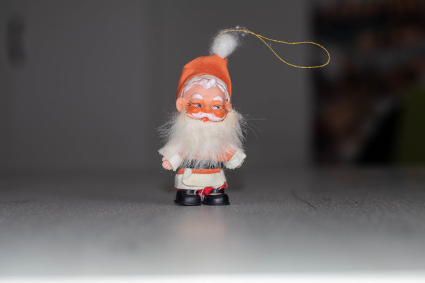 德·莫洛兹(Ded Moroz)的玩具，留着白胡子，戴着红帽子，穿着红装图片下载