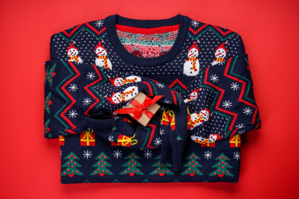 红色背景的圣诞毛衣配礼物图片下载