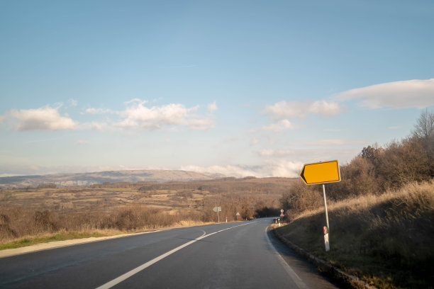 路和蓝天都有云图片下载