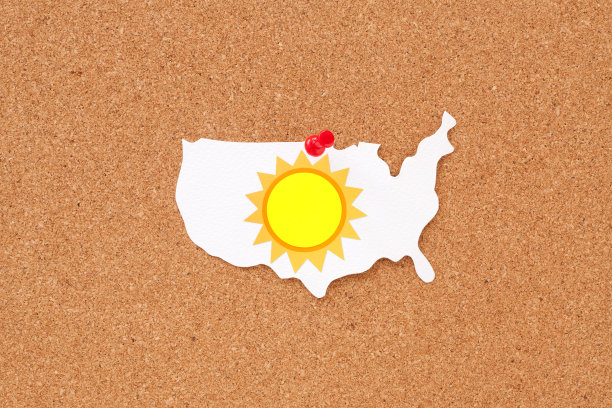 美国地图挂在布告栏上，上面有阳光图片下载