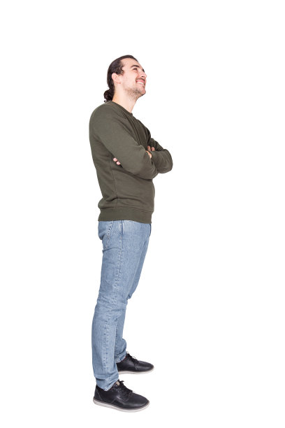 侧面的全长肖像，愉快的年轻人，保持双臂交叉，看起来自信的前面孤立的白色背景。商务人士微笑和制定未来的计划图片下载