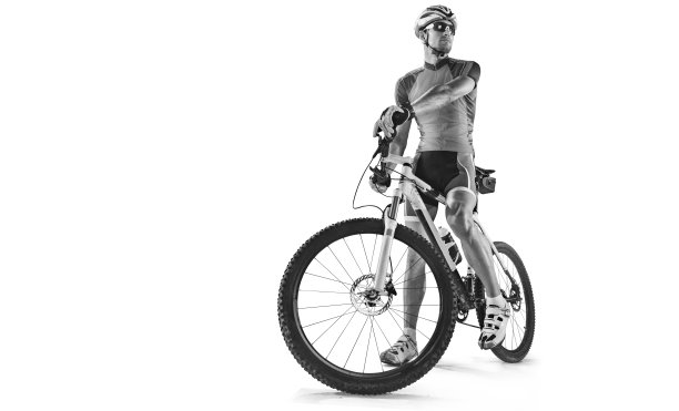 运动。骑自行车的运动员在阴影背景上孤立的剪影图片下载