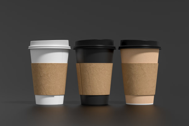白色，硬纸板和黑色带走咖啡纸杯模拟与盖子持有人在黑色背景。图片下载