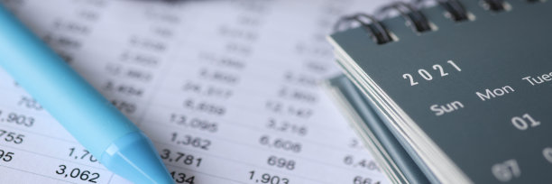 圆珠笔和日历放在有数字的文件上图片下载
