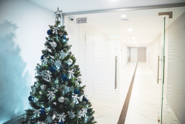 办公室里挂着花环的圣诞树图片下载