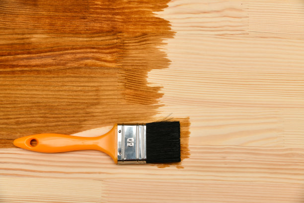 覆盖有深褐色污渍的木板图片下载