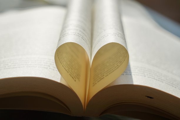 老花镜放在书上图片下载