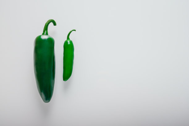 白背景上的青椒图案。顶视图的绿色辣椒。图片下载