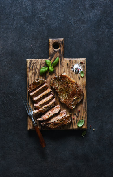 烤牛排配香草和香料。顶部视图与空间复制文本图片下载