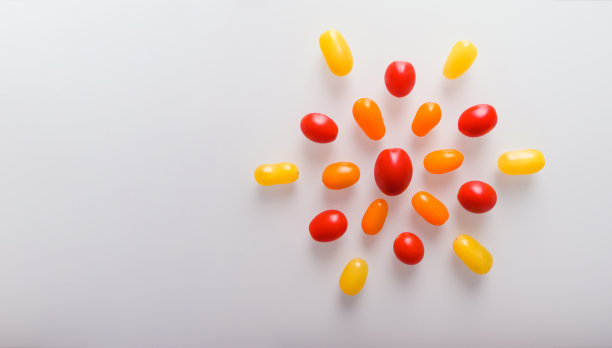 创意照片设计的各种五颜六色的樱桃西红柿在白色的背景。俯视图五颜六色的樱桃番茄，平躺。图片下载