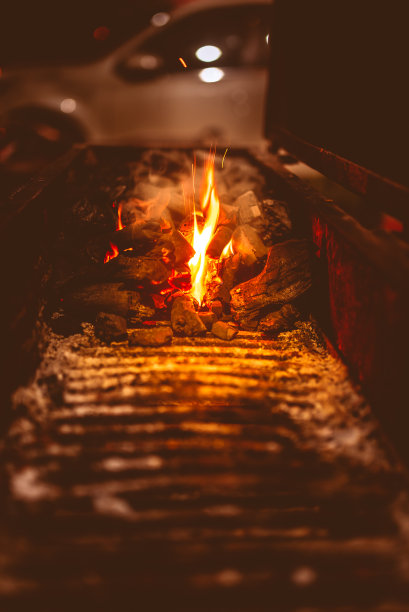 在烧烤架上烧煤。图片下载