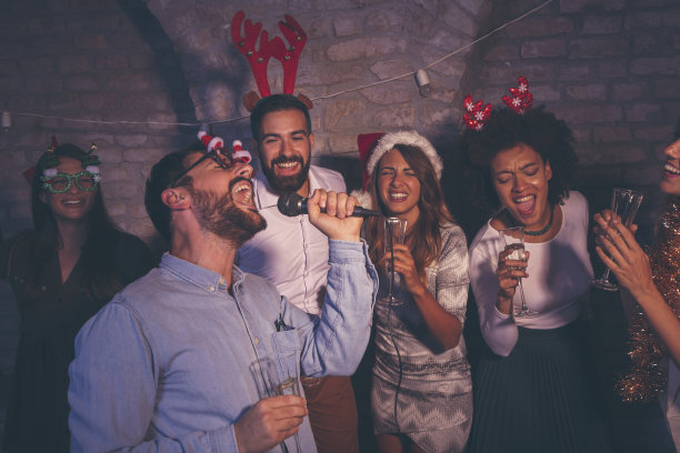 朋友们在新年前夜的卡拉ok派对上玩得很开心图片下载