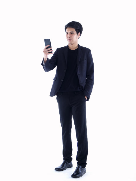 在白色背景下用智能手机进行视频通话的英俊男子图片下载