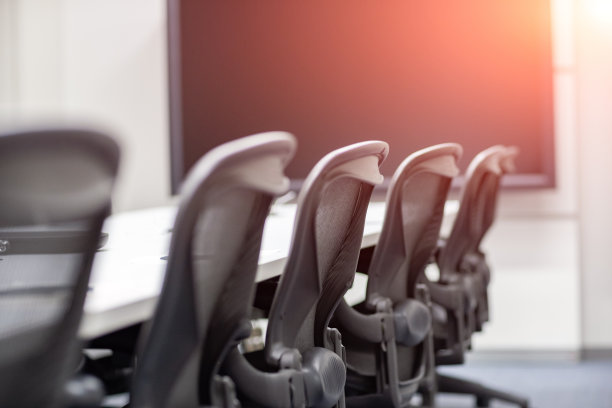 会议室的近桌子和设备。素材图片