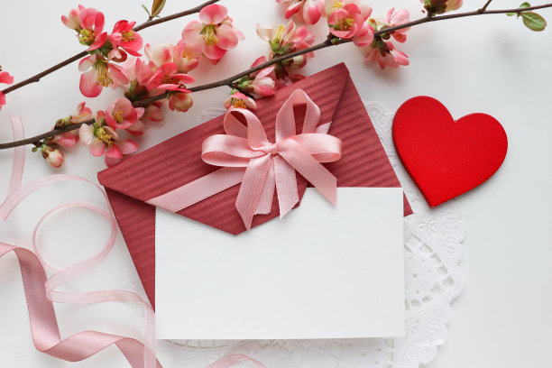 情人节贺卡模型快乐。红心、鲜花、信封图片下载