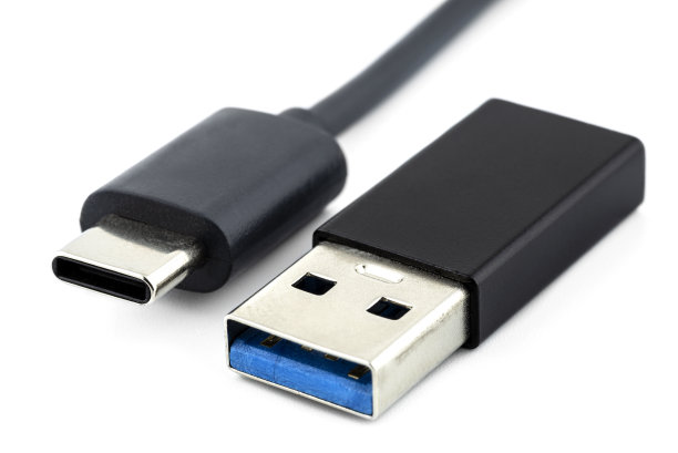 USB 3.1 type - c电缆和适配器到USB 3.0 type A的微距镜头，隔离在白色背景上。图片下载