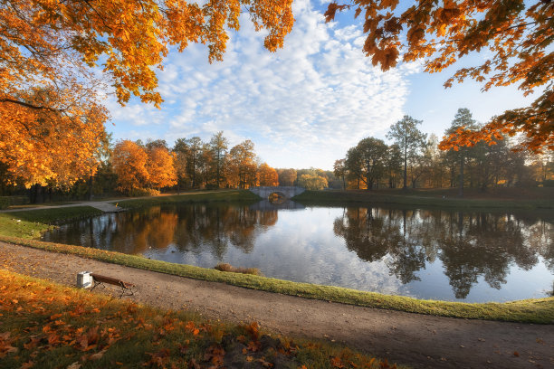 金秋阳光明媚的日子里，列宁格勒地区一个美丽的gatchina公园里的拱桥图片下载